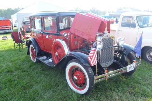Vintage Vehicles At the Pumpkin Run