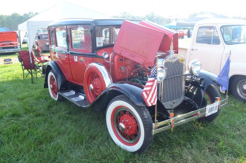 Vintage Vehicles At the Pumpkin Run