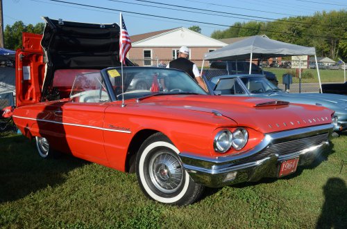 Thunderbirds Rose Up At the Pumpkin Run