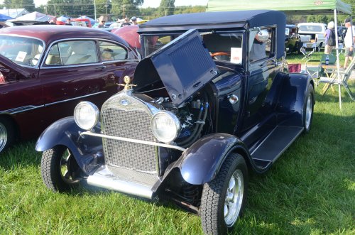 Vintage Vehicles At the Pumpkin Run