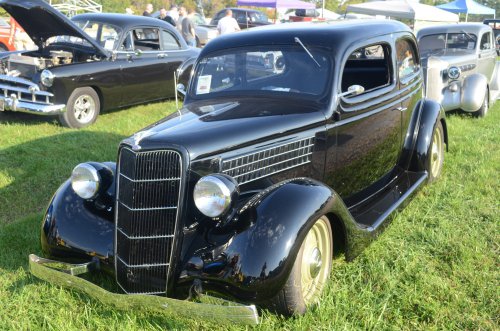 Some Really Old Cars were at the Pumpkin Run