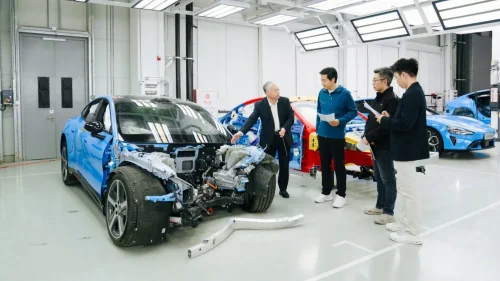 The new Xiaomi SU7 live teardown was held by Lei Jun in China