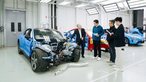The new Xiaomi SU7 live teardown was held by Lei Jun in China