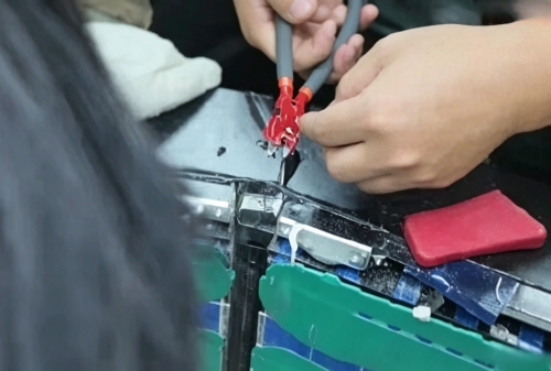 BYD Blade 2.0 survives 8‑hour violent teardown: bloggers grind, saw, hammer with no fire