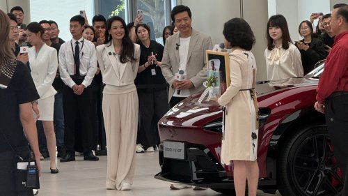 Xiaomi, Lei Jun, Xiaomi founder Lei Jun delivered six YU7 GT crossovers to the first clients