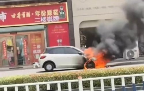 Wuling Binguo catches fire while parked in during May Day Holiday, reports say
