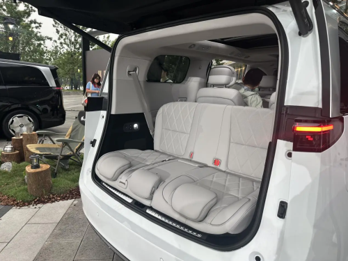 Leapmotor launches D99 MPV in China: 115 kWh battery for BEV and 80.3 kWh for EREV, 36,700 USD