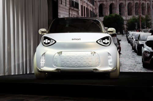 Smart #2 concept with 300 km WLTP range, 35.7 kWh battery chassis and interior exposed