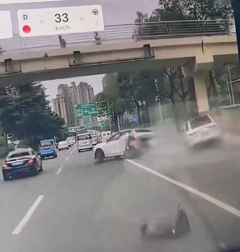 BYD, BYD Qin, BYD Qin Plus, BYD Qin Plus DM-i, BYD Qin Plus DM-i destroyed after three-car crash in Chengdu, investigation underway