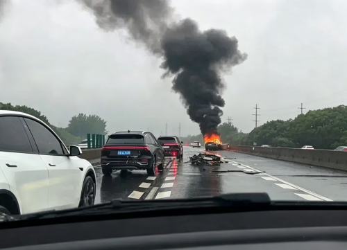 Tesla, Tesla Model Y, Li Auto, Tesla Model Y ignites after highway crash before Li Auto owner rescues trapped driver in China