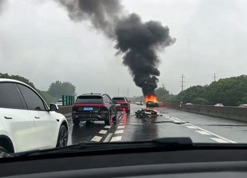 Tesla, Tesla Model Y, Li Auto, Tesla Model Y ignites after highway crash before Li Auto owner rescues trapped driver in China