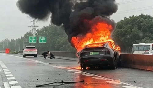 Tesla, Tesla Model Y, Li Auto, Tesla Model Y ignites after highway crash before Li Auto owner rescues trapped driver in China