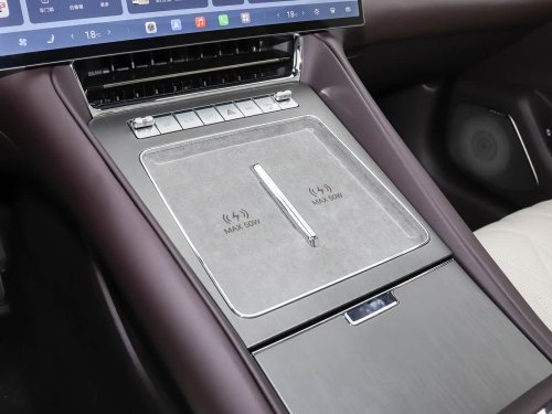 BYD Denza Z9S cabin revealed, 1,194 HP sedan keeps physical buttons, and flash charging