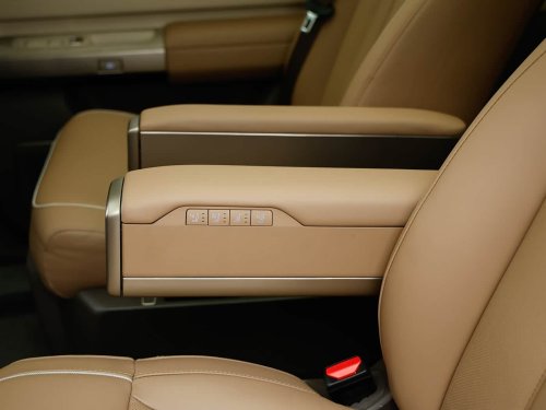Freelander 8 interior goes beyond 46-inch display with Snapdragon 8397 ahead of August launch