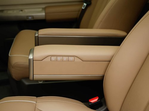 Freelander 8 interior goes beyond 46-inch display with Snapdragon 8397 ahead of August launch