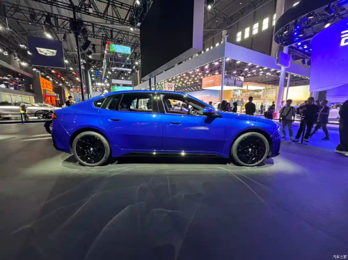 BMW debuts interior of its new i3 Long Wheelbase foe the China market