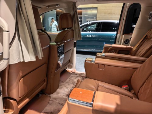 Huawei’s Maextro takes on Toyota Alphard with 1 million yuan V800 MPV