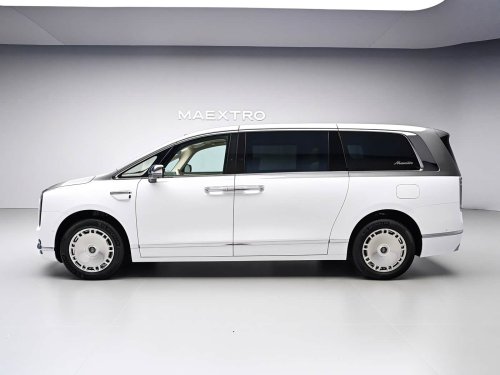 Huawei’s Maextro takes on Toyota Alphard with 1 million yuan V800 MPV