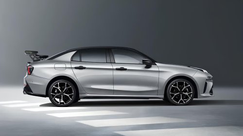 Lynk &amp; Co 03 with 268 hp gets a large carbon fiber adjustable spoiler in China
