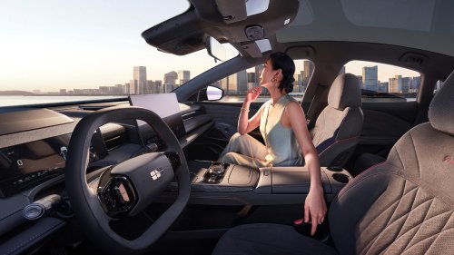 Updated Geely Starshine 8 sedan started presales in China with EV range of 225 km