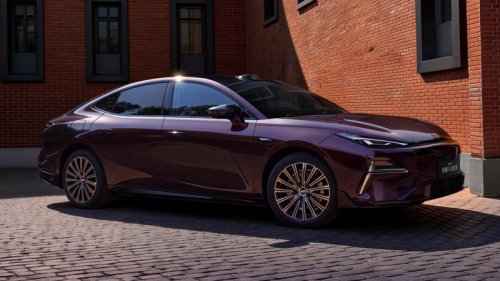 Updated Geely Starshine 8 sedan started presales in China with EV range of 225 km