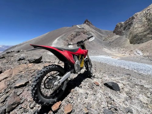 La moto électrique va là où l'essence ne peut pas (et établit un record du monde)
