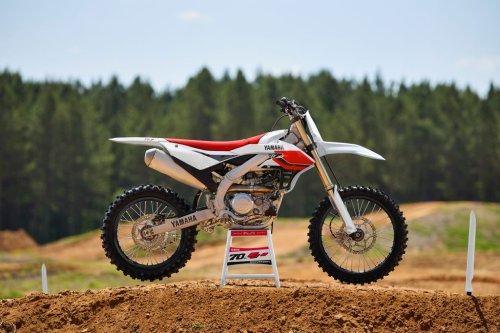 Motor Motocross Edisi Ulang Tahun ke-70 Yamaha Tampil Garang
