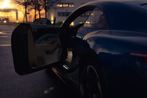 Comment fonctionne la lumière animée qui vous accueille dans la voiture