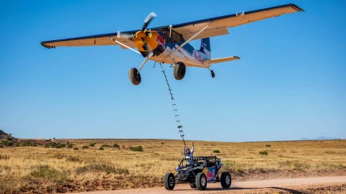 Aksi Terbaru Red Bull dengan UTV, Pesawat, dan Skydiver