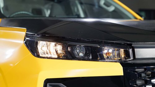 Toyota, Toyota Hilux, Neuer Toyota Hilux: Basismodell mit Schaltgetriebe