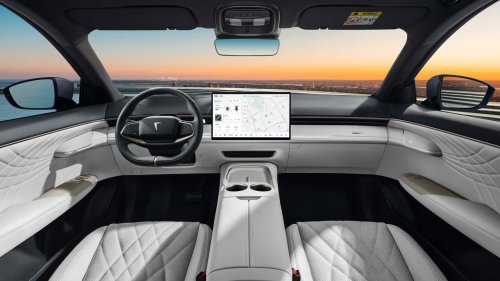 Trop de commandes tactiles en voiture ? L’Europe et la Chine freinent désormais ensemble