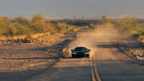 El nuevo superdeportivo de McLaren ruge con su V8 en el desierto