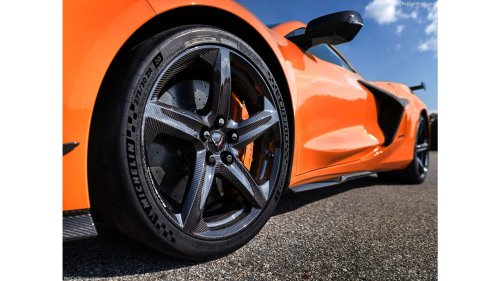 ‘That’s Wild Bro:’ Mechanic Removes Tire After Another Guy ‘Does It Cheaper'. Then He Notices Something That Could Save a Life