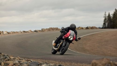 Triumph apunta a las naked de inicio con la Thruxton 400 y la Tracker 400
