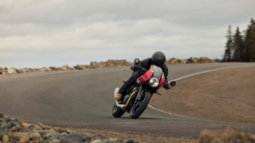 Triumph apunta a las naked de inicio con la Thruxton 400 y la Tracker 400