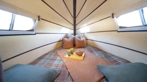 La Bowlus Frontier Edition es una caravana brillante y no sólo por el exterior