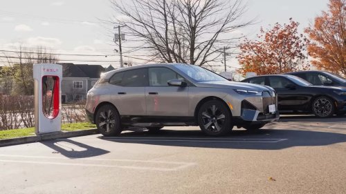 Mobil Listrik BMW Kini Bisa Mengisi Daya di Supercharger Tesla