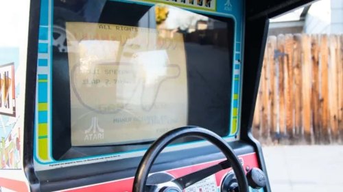 Necesitas esta máquina recreativa Atari Pole Position para tu sala de juegos