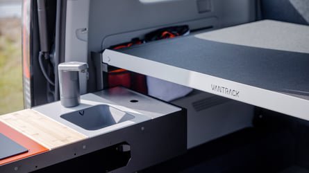 Kia PV5 Camper (2026): VanTrack zeigt Modul-Ausbau für 10.000 Euro