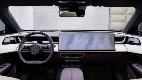 Mazda, "El foco sigue en la conducción": Mazda defiende su gran pantalla
