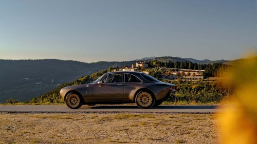 La coupé artisanale à suspension réglable rend hommage aux années 70