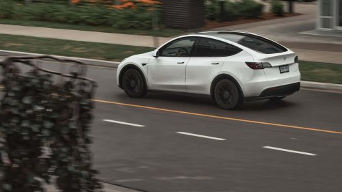 Tesla, Tesla revoit la conception de ses poignées après des cas de personnes bloquées dans la voiture