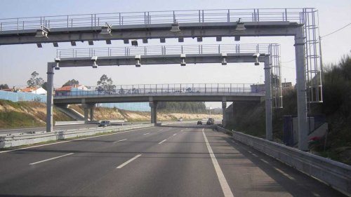 Doble decreto: peajes sin barreras y excepción de crash test de peatones