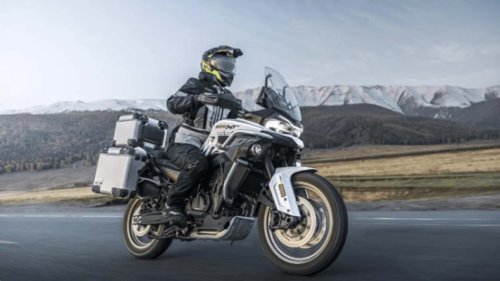 Esta CFMoto tiene suspensión semiactiva y es una aventurera muy interesante