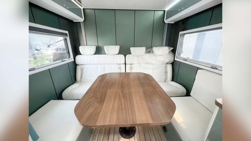 China-Camper als Mini-Penthouse: Zwei Etagen und Dachterrasse