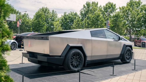 Tesla, Lightbar Terpasang pada Tesla Cybertruck Rontok Jadi Di-Recall