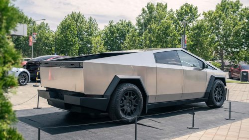 Tesla, Lightbar Terpasang pada Tesla Cybertruck Rontok Jadi Di-Recall