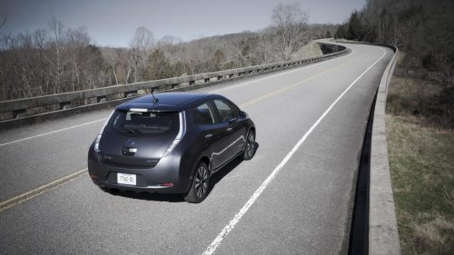 Woman’s Townhouse Isn’t In Front of Her Parking Lot. So She Uses This Trick to Charge Her 2013 Nissan Leaf From Her Bedroom