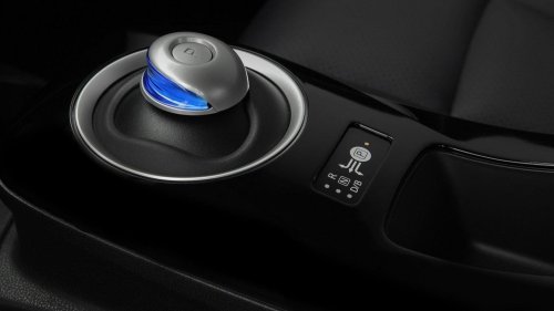 Woman’s Townhouse Isn’t In Front of Her Parking Lot. So She Uses This Trick to Charge Her 2013 Nissan Leaf From Her Bedroom