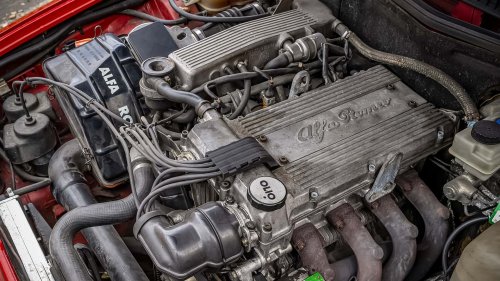 Alfa Romeo, Alfa Romeo 75 (1987): la berlina con una disposición mecánica especial